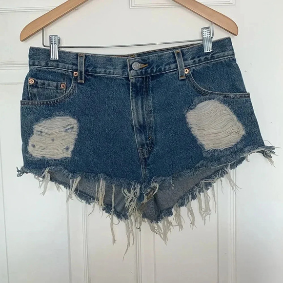 Levi’s 550 Classic Relaxed Destroyed Denim Shorts - Picture 1 of 5